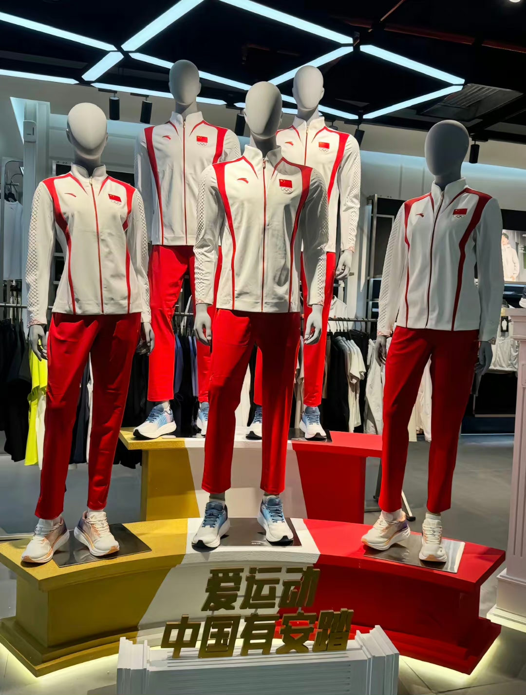 安踏这身龙服真的帅啊左右是龙鳞 拉链是龙头前面国旗后面china