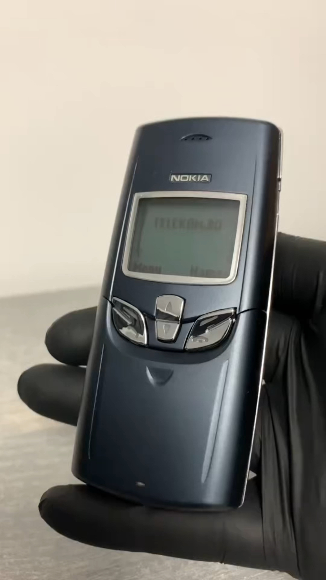 欣赏一下当年上万元的手机 诺基亚8855