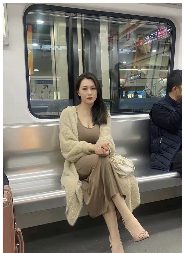 "这女人玩大了!"安徽,一45岁女子找了个牌友当情人,2人秘密交往几年.