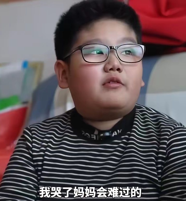 面对妈妈的离世,男孩表示,觉得她在天上看着我,我哭了她会难过