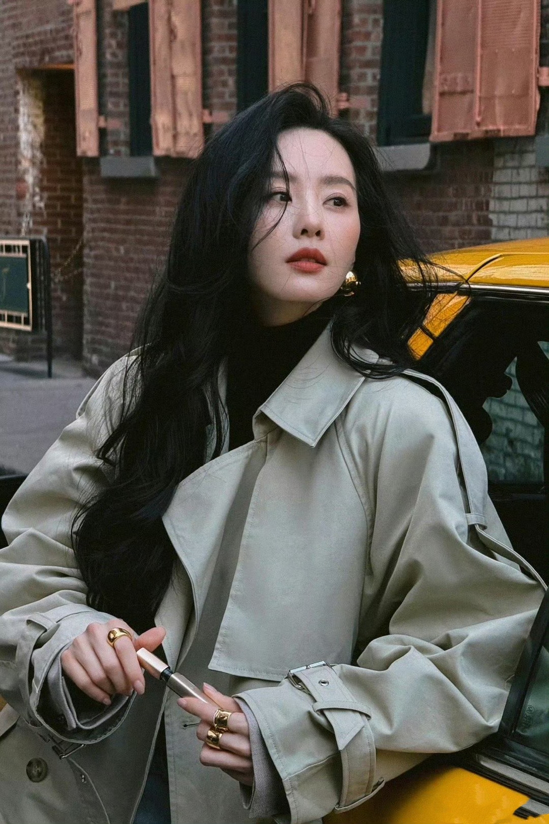 女明星# 刘诗诗最新写真图,黑色高领毛衣搭配牛仔裤外搭白色风衣