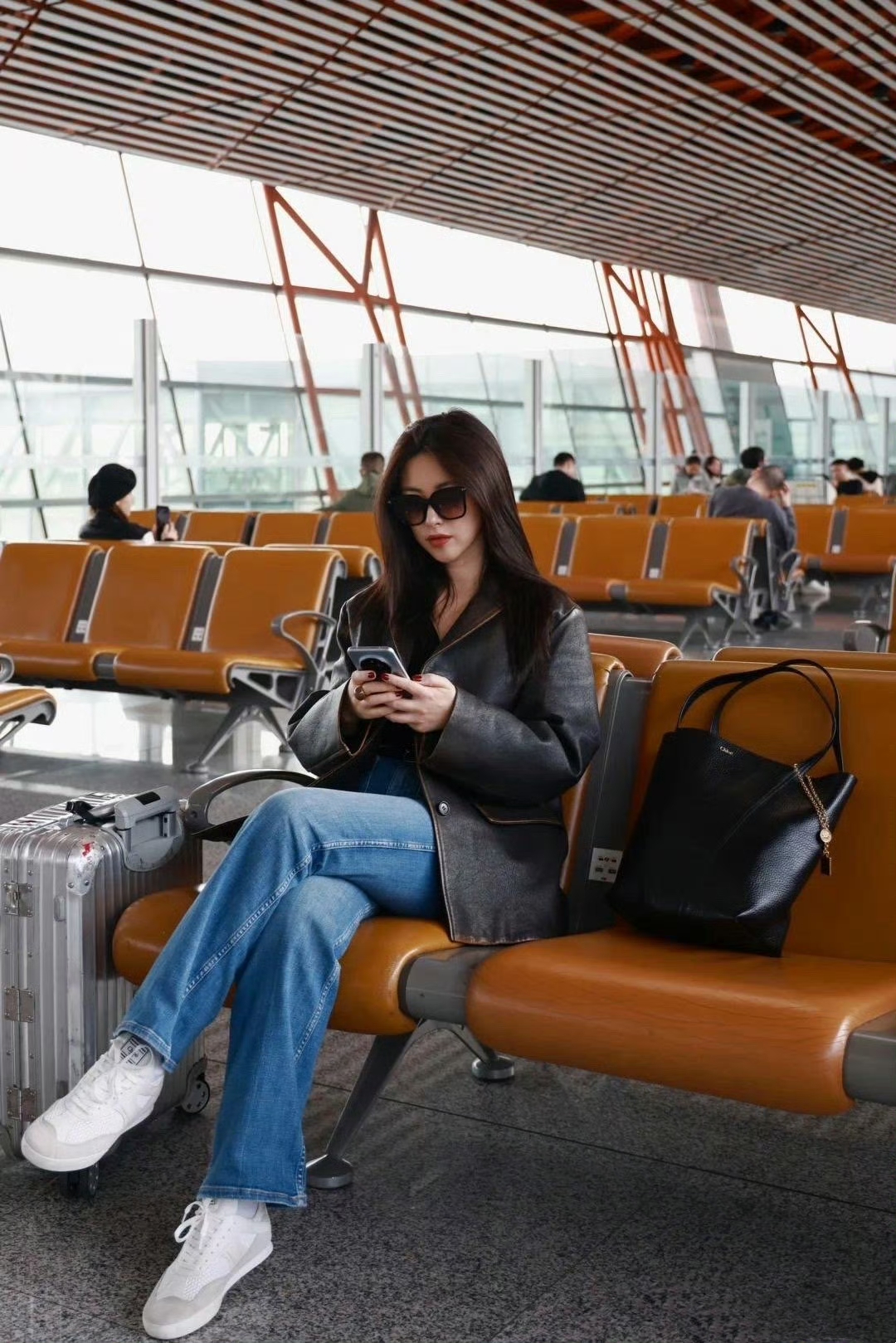 女明星# 朱珠机场街拍!黑色搭配牛仔最好看了,这身穿搭太炫酷了吧!