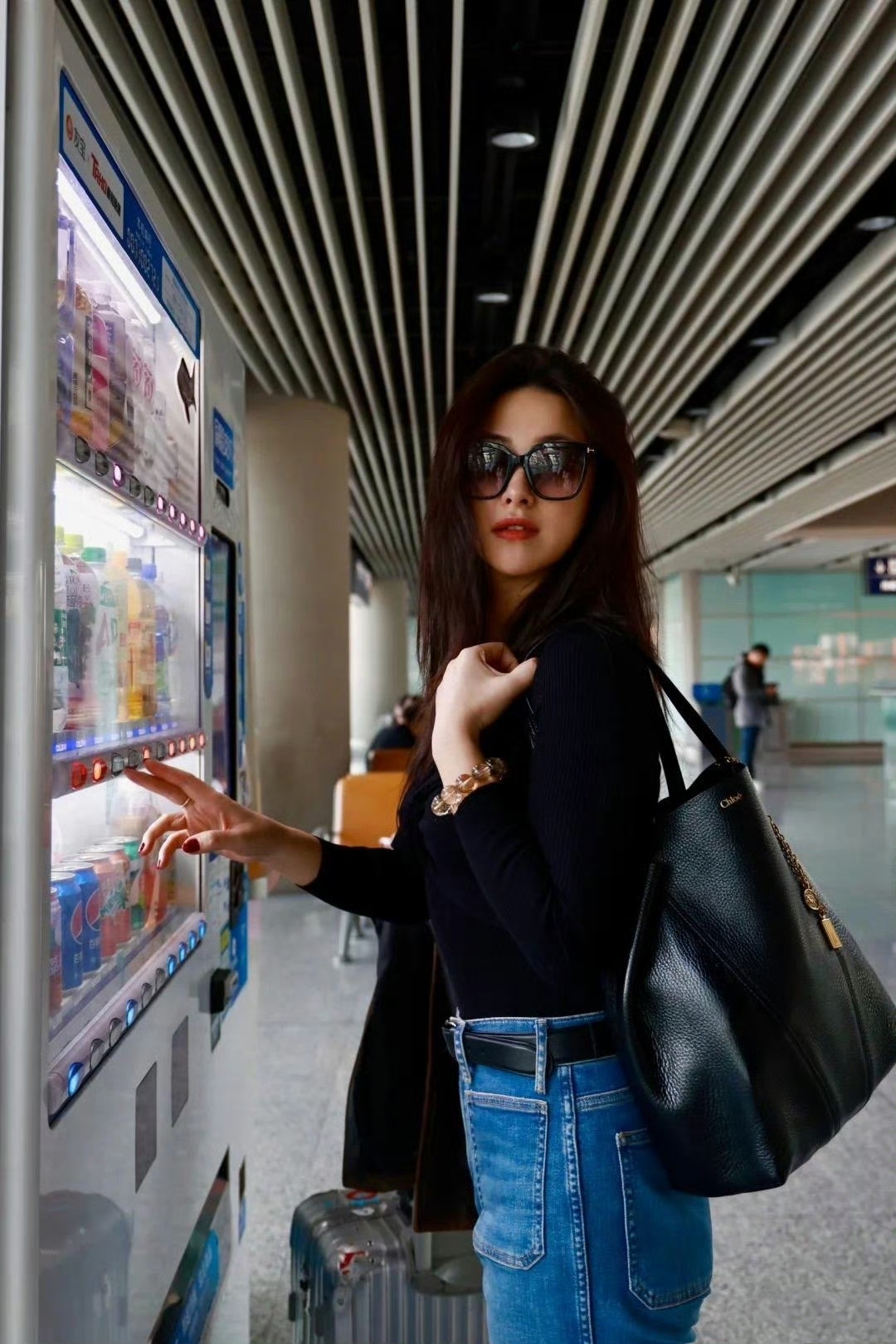 女明星# 朱珠机场街拍!黑色搭配牛仔最好看了,这身穿搭太炫酷了吧!