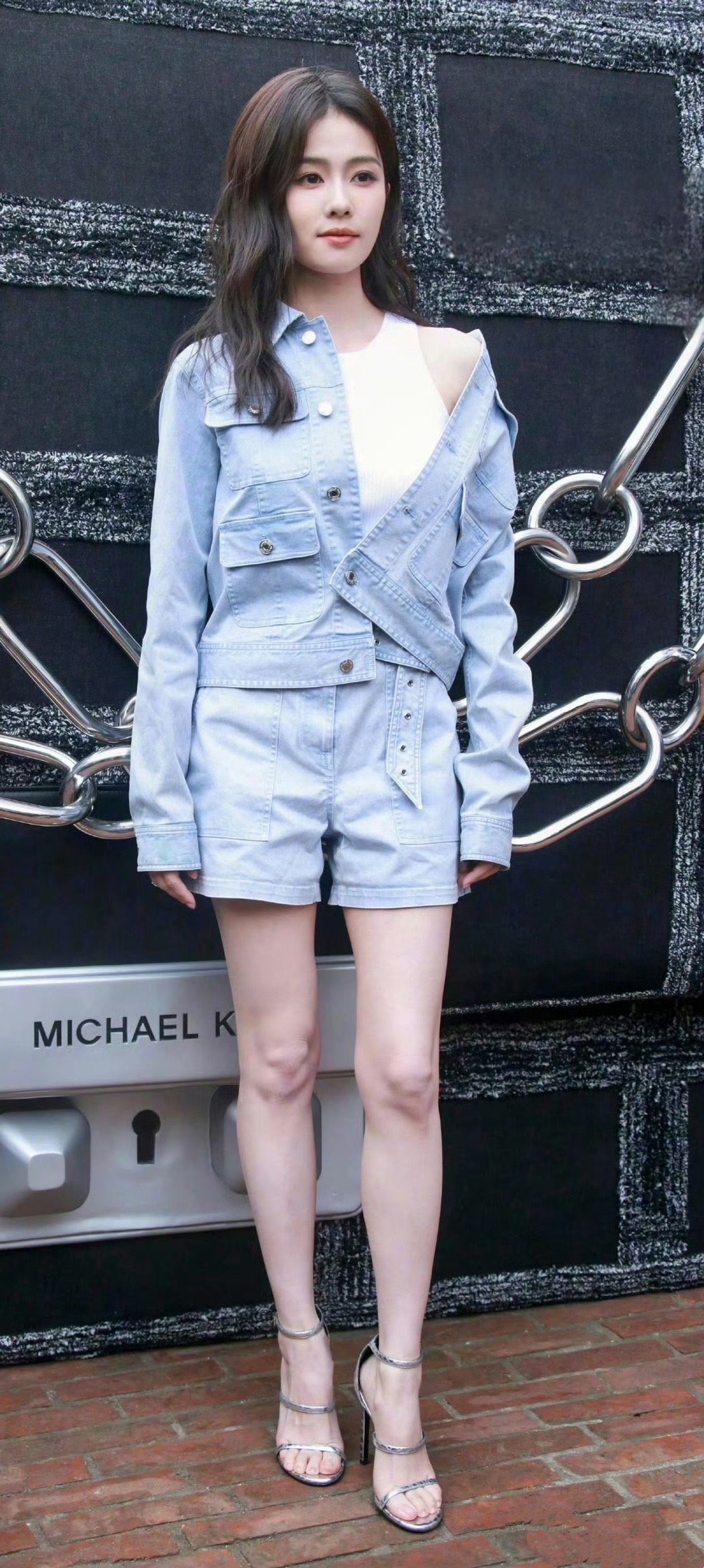 女明星# 白鹿惊艳妆造搭配修长美腿,组图精选令人赞叹