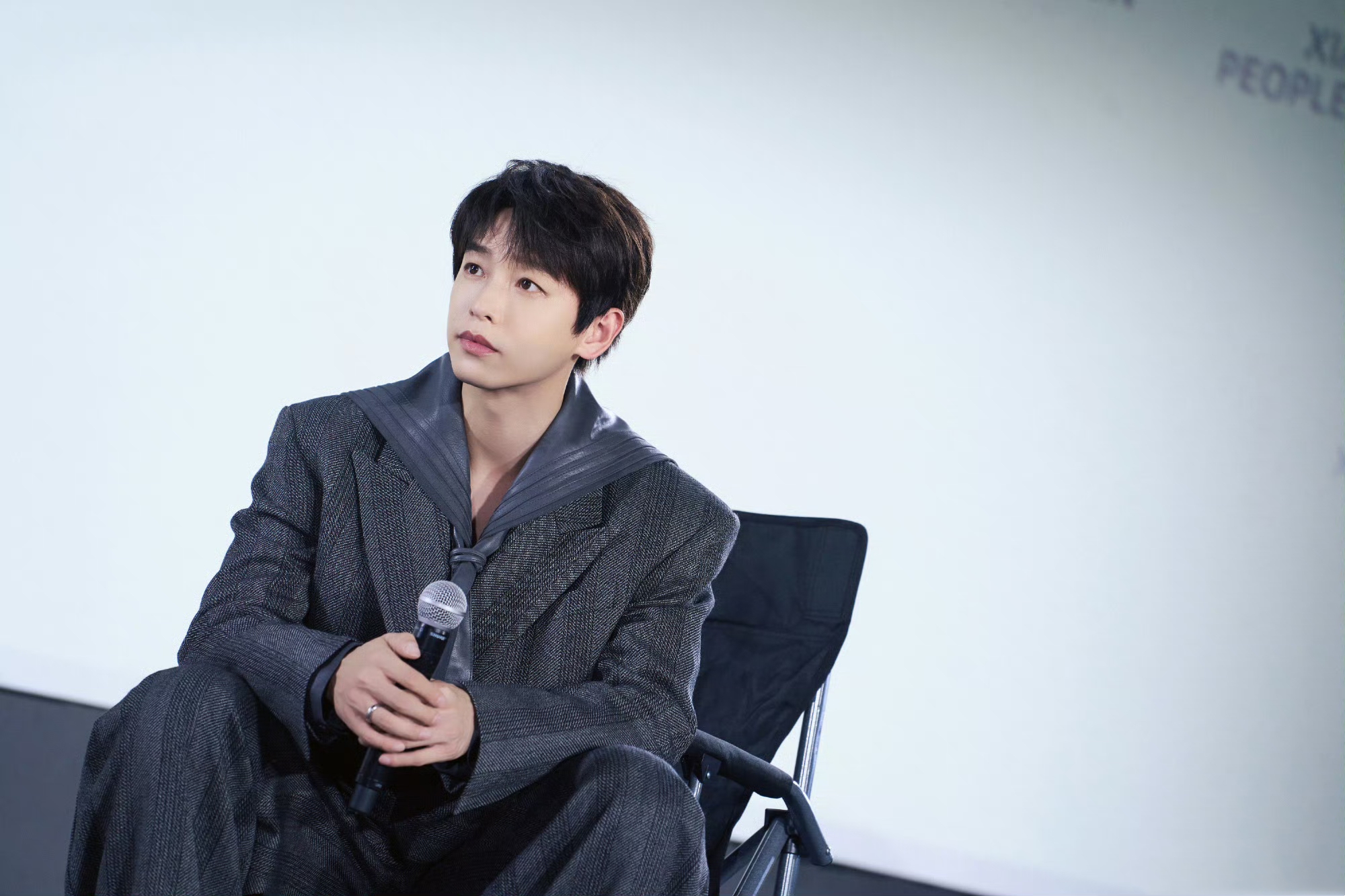 明星# 彭昱畅金鸡奖深v西服帅气爆棚,黑夜也无法掩盖的性感魅力,彭