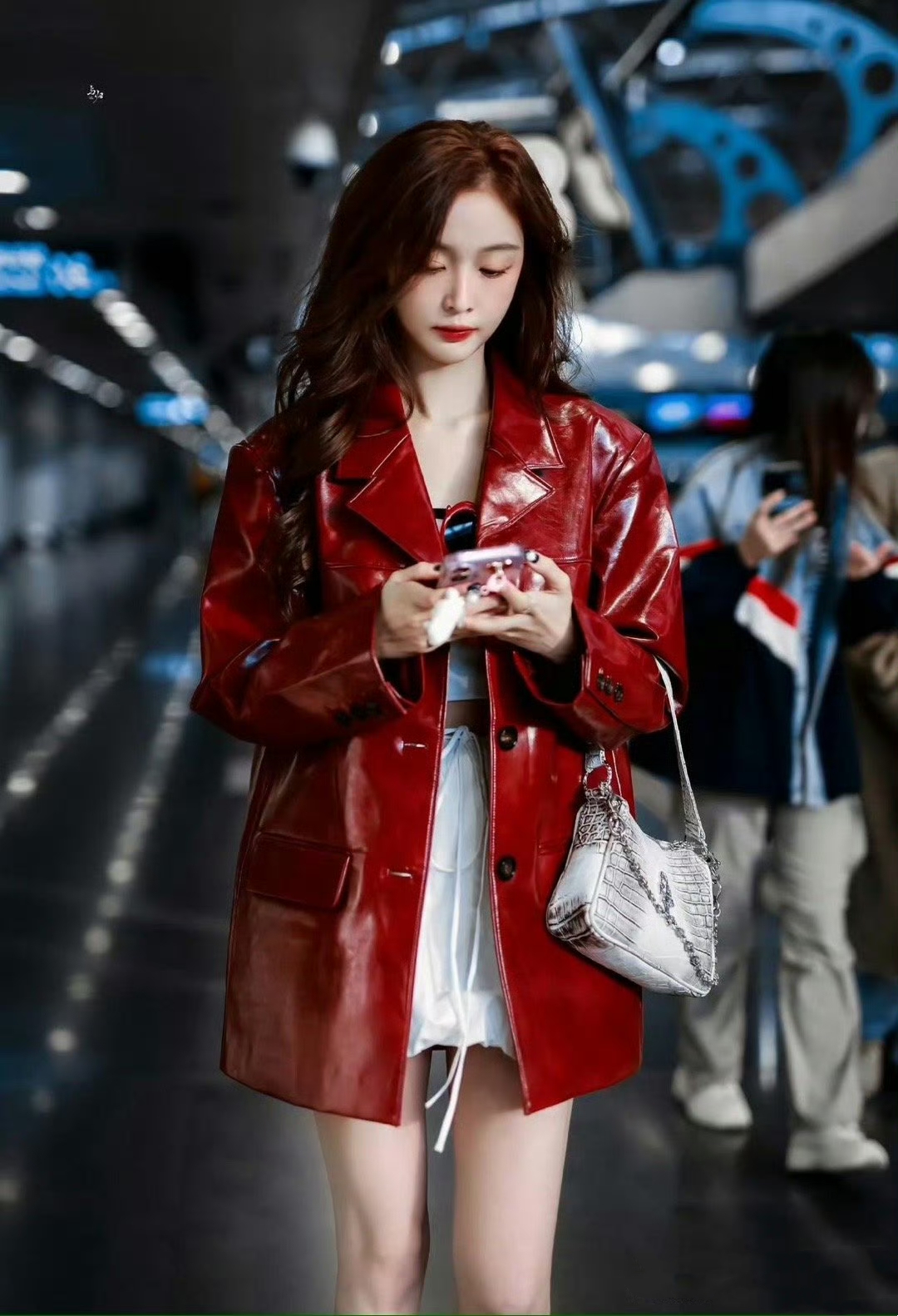 女明星# 吴宣仪机场穿搭路透,红鞋配白袜子,太复古了