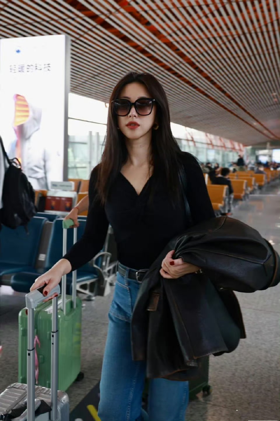 明星# 朱珠机场街拍,黑色搭配牛仔,这身穿搭太酷了