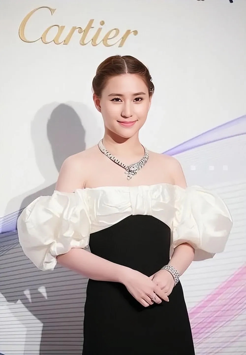 在庞大的家族后代中,唯独三房次女何超莲继承了这位祖母的美貌基因