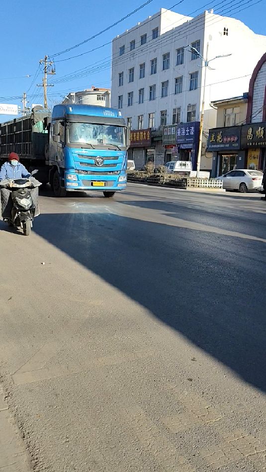 山西拉煤车一辆接一辆,通过沁县城