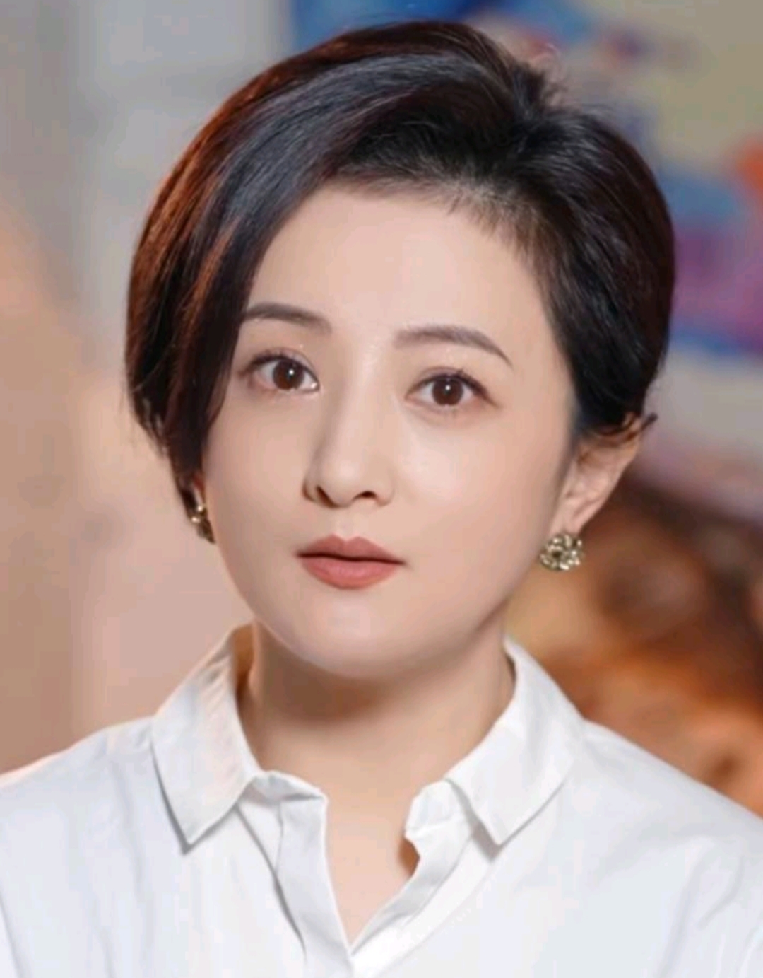 有网友喊话道小时候的金铭梳着两个小辫子实在是太可爱了