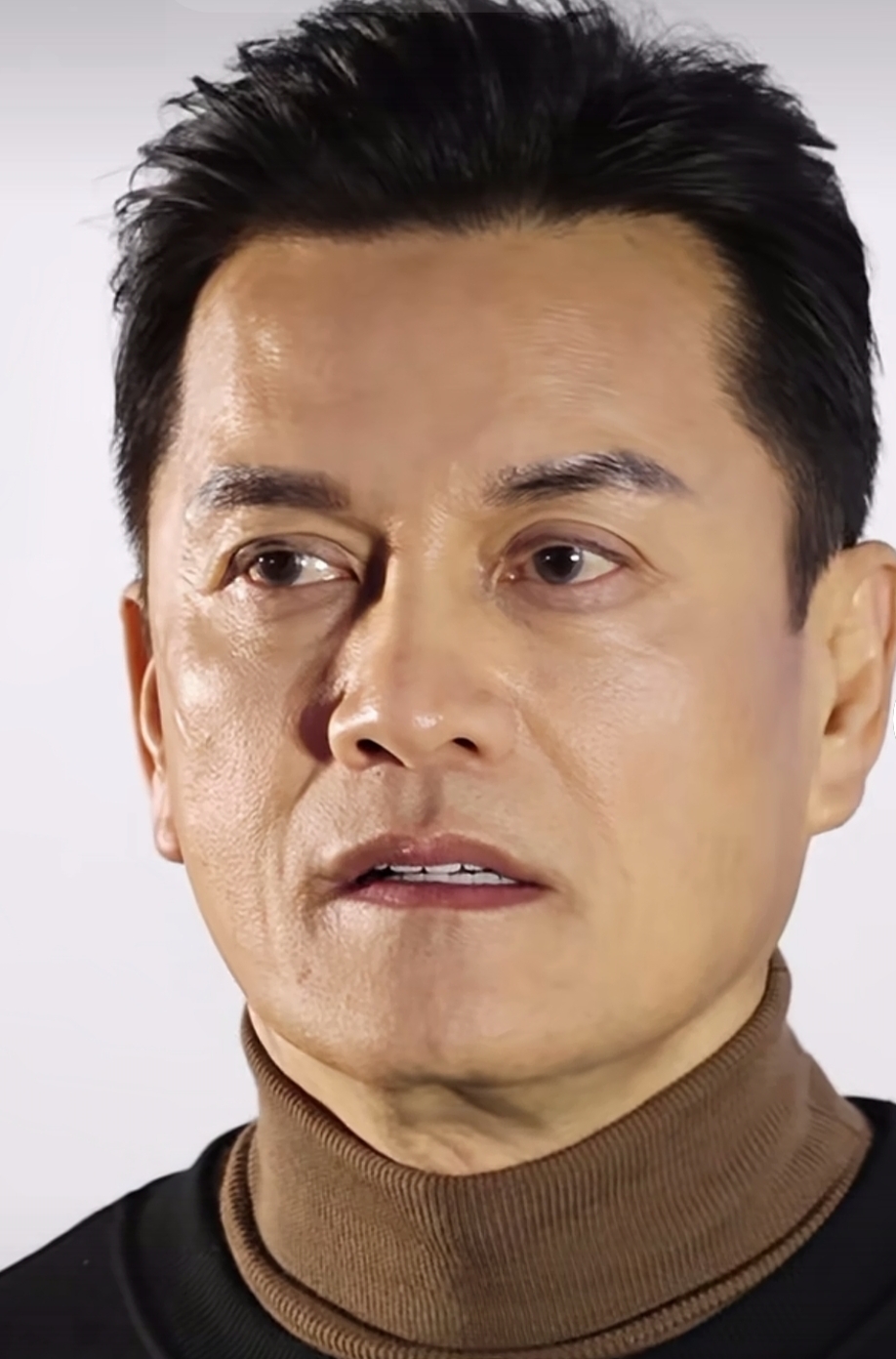 感觉在老牌明星里,吕良伟是保养的最好的一位.最显年轻,最精神