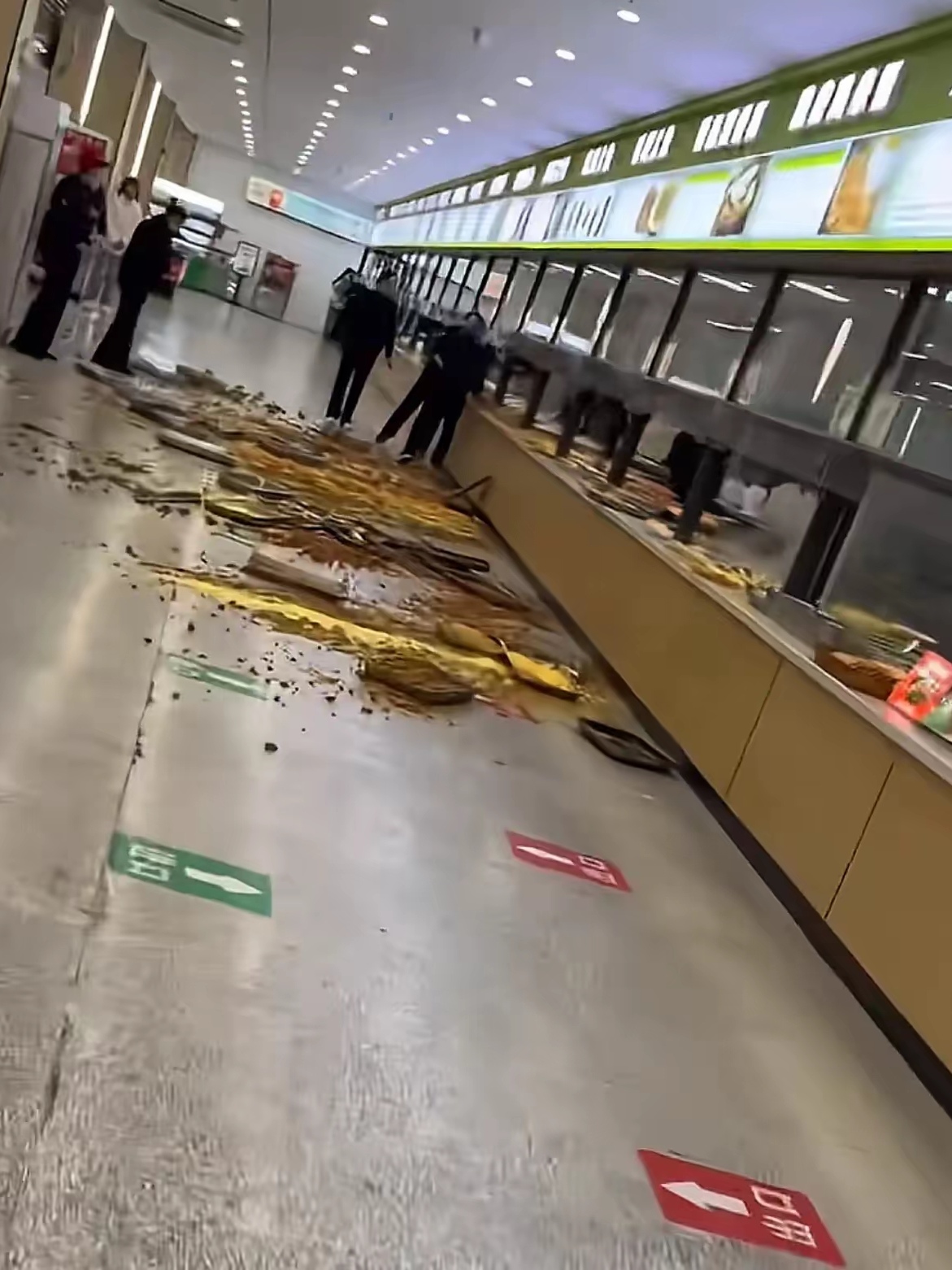 打饭阿姨怒掀食堂饭菜,很多菜品都散落在地上,让人感觉到非常的可惜