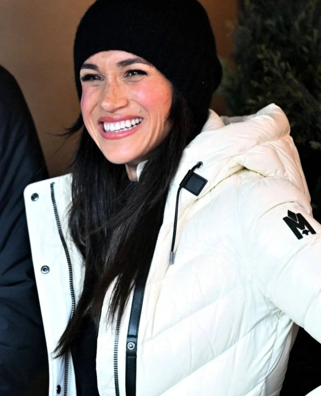 梅根这一身黑白配也太好看了,搭配粉红色口红,娇俏减龄