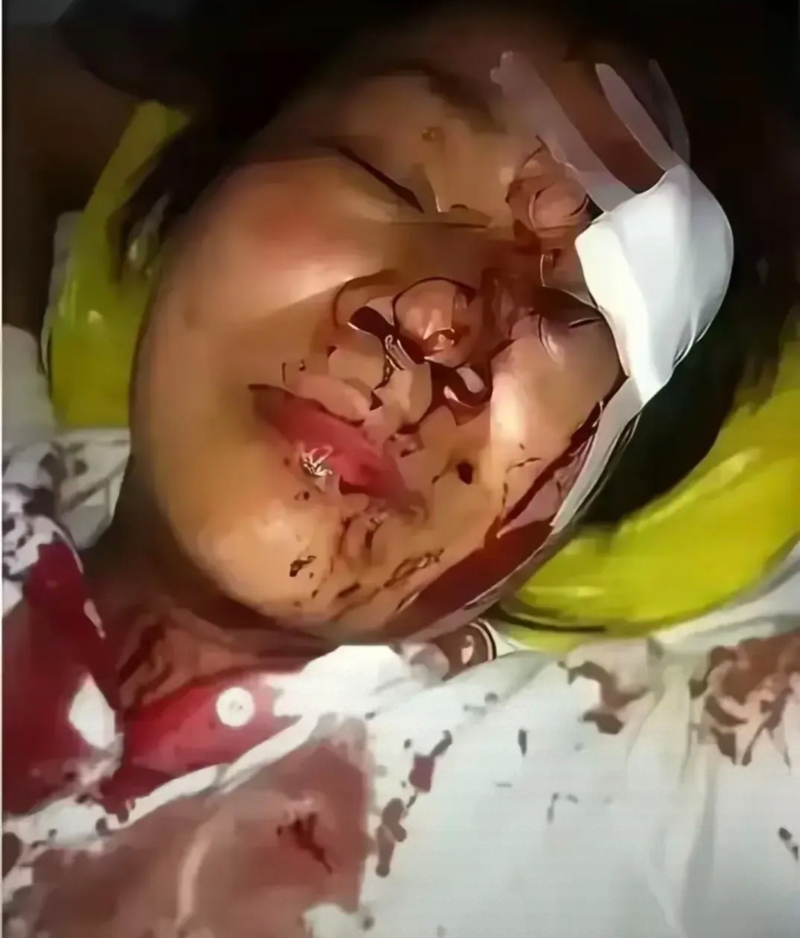 在一个阳光明媚的日子里,一位打扮时尚的女子慢悠悠地走进了热闹的