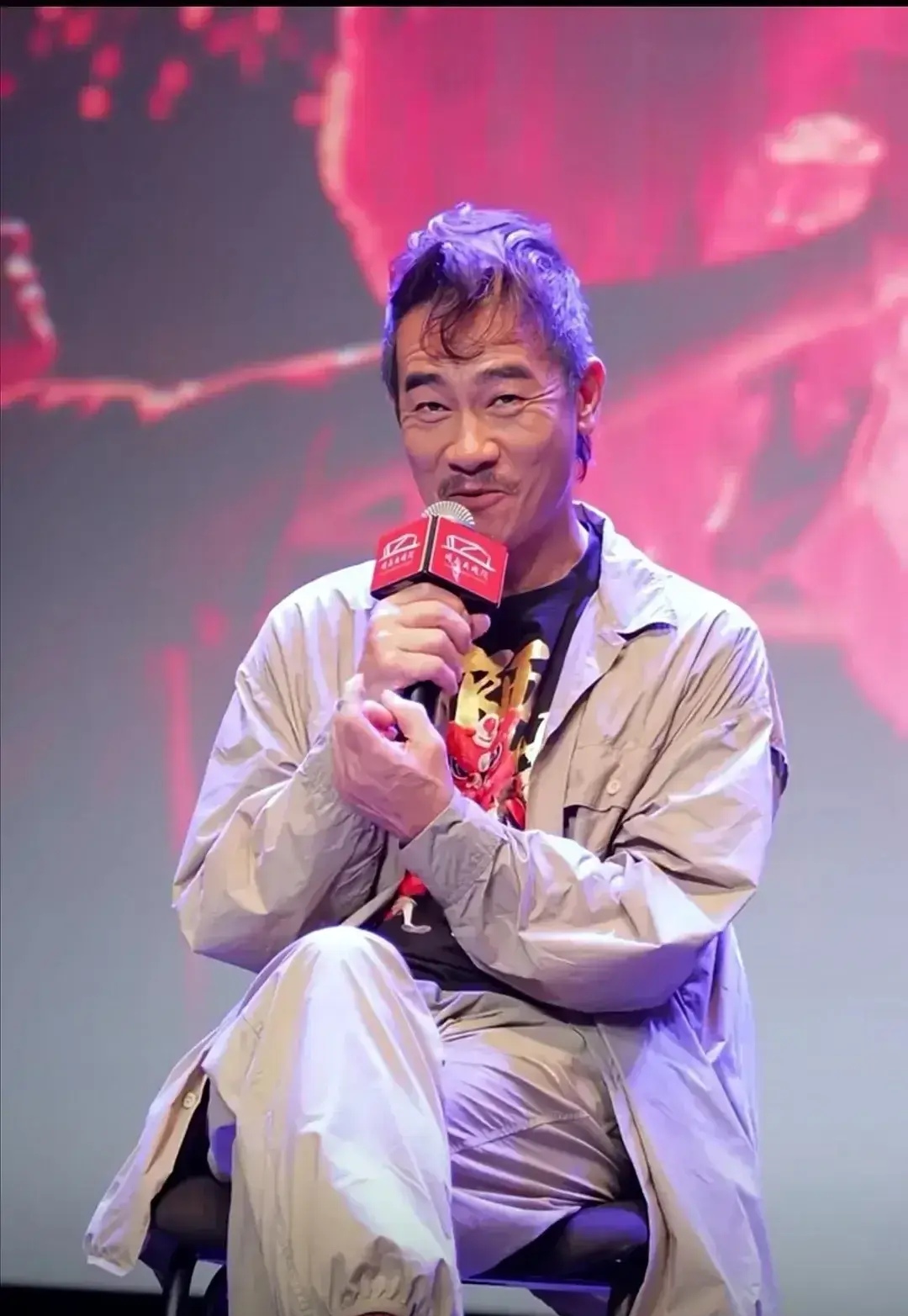 这就是当年在铜锣湾叱咤风云的山鸡,如今他竟是这番模样