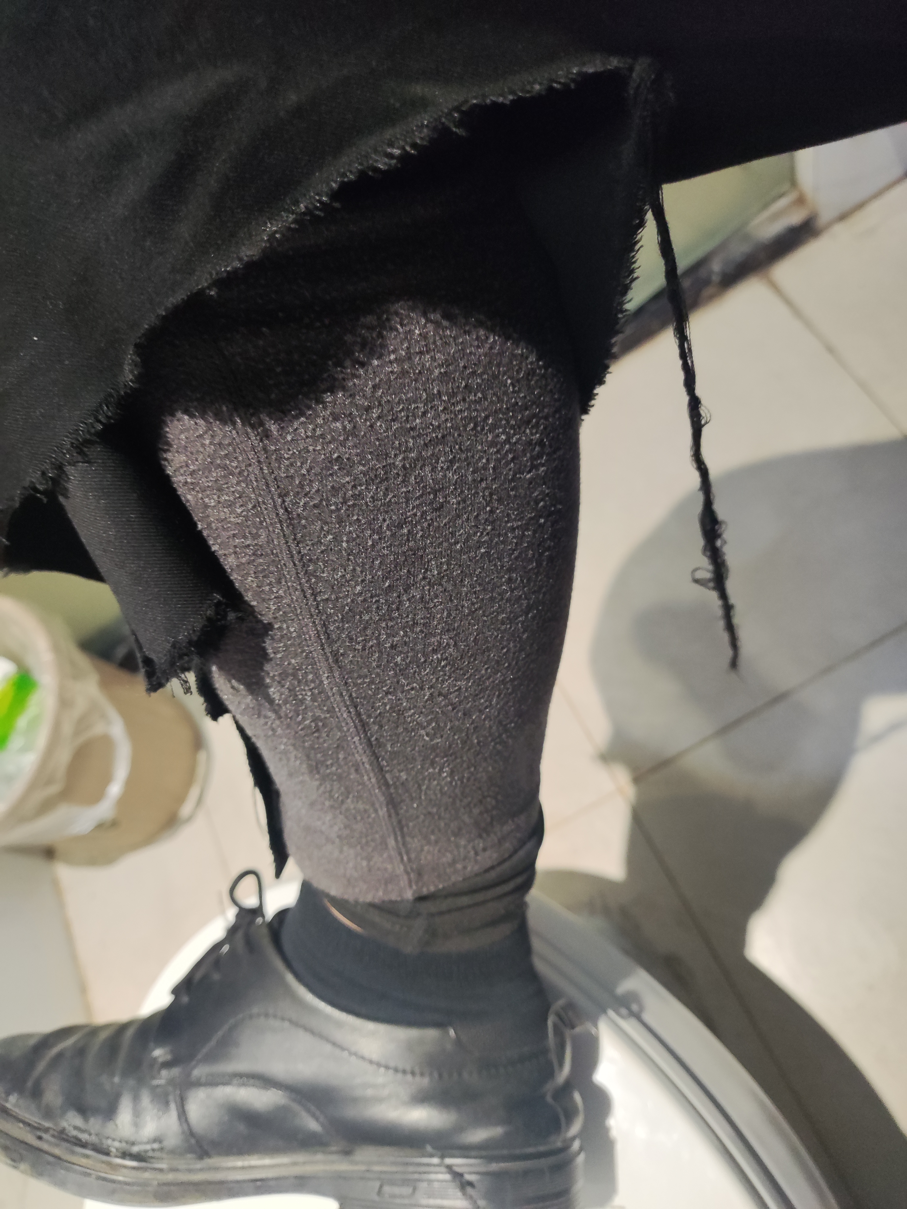 工地上的一个电锯乱蹦,跳到我的腿上,瞬间把我的裤子卷进电锯,幸好我