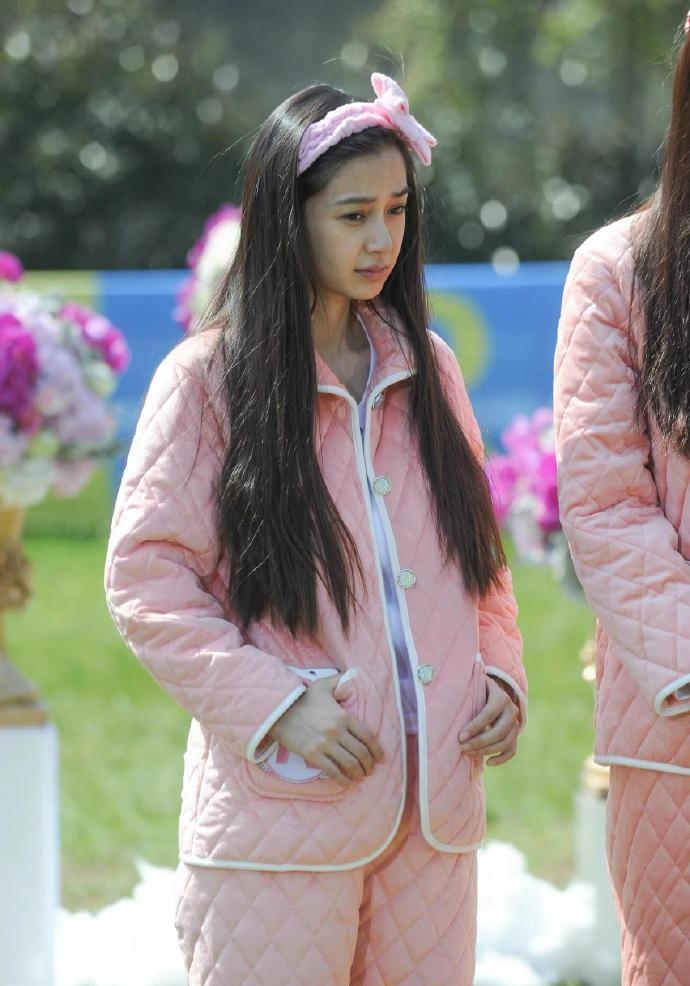 杨颖现在是一点也不顾及前夫的感受了,直接穿着睡衣出来挣钱,邋遢的