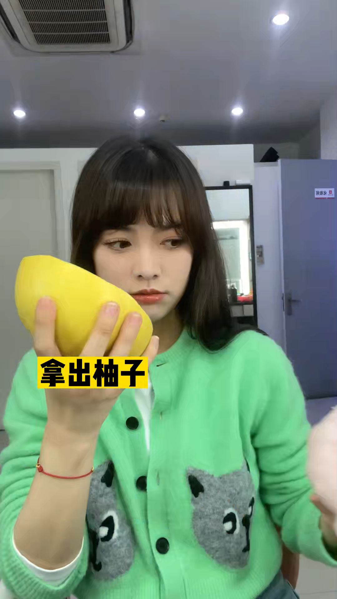 她的头发有淡淡柚子香味?很新的柚子马尾