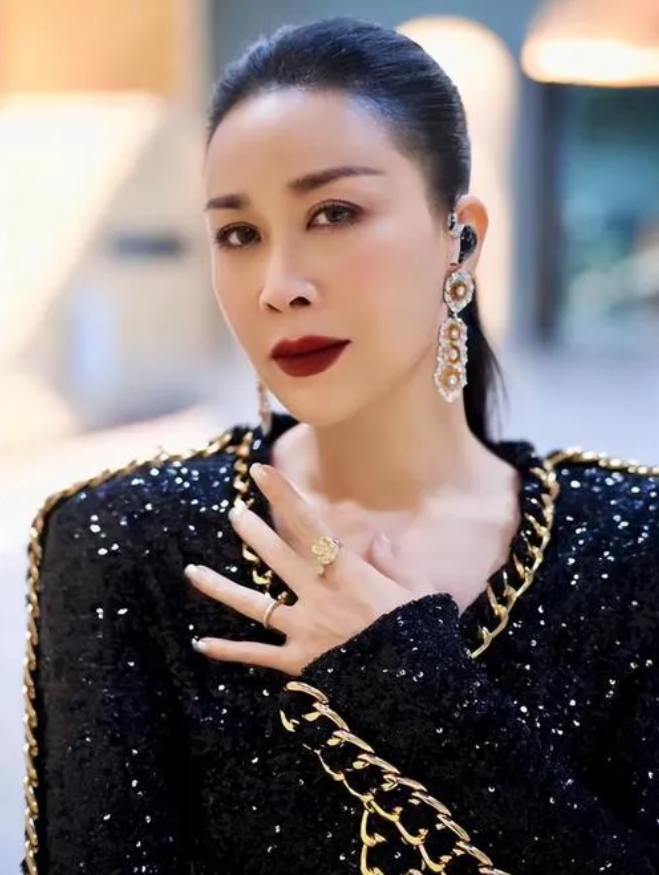 每个人演两天,那英的演出地点在繁华的大型娱乐场内