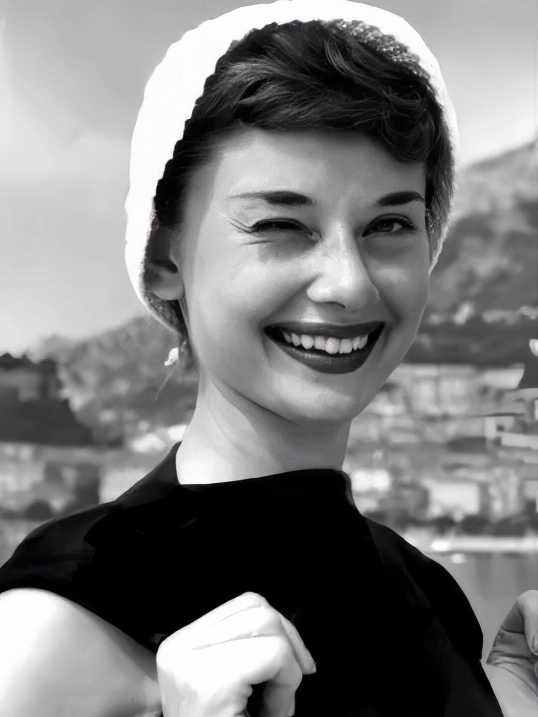 奥黛丽·赫本以《罗马假日》等经典作品闪耀演艺