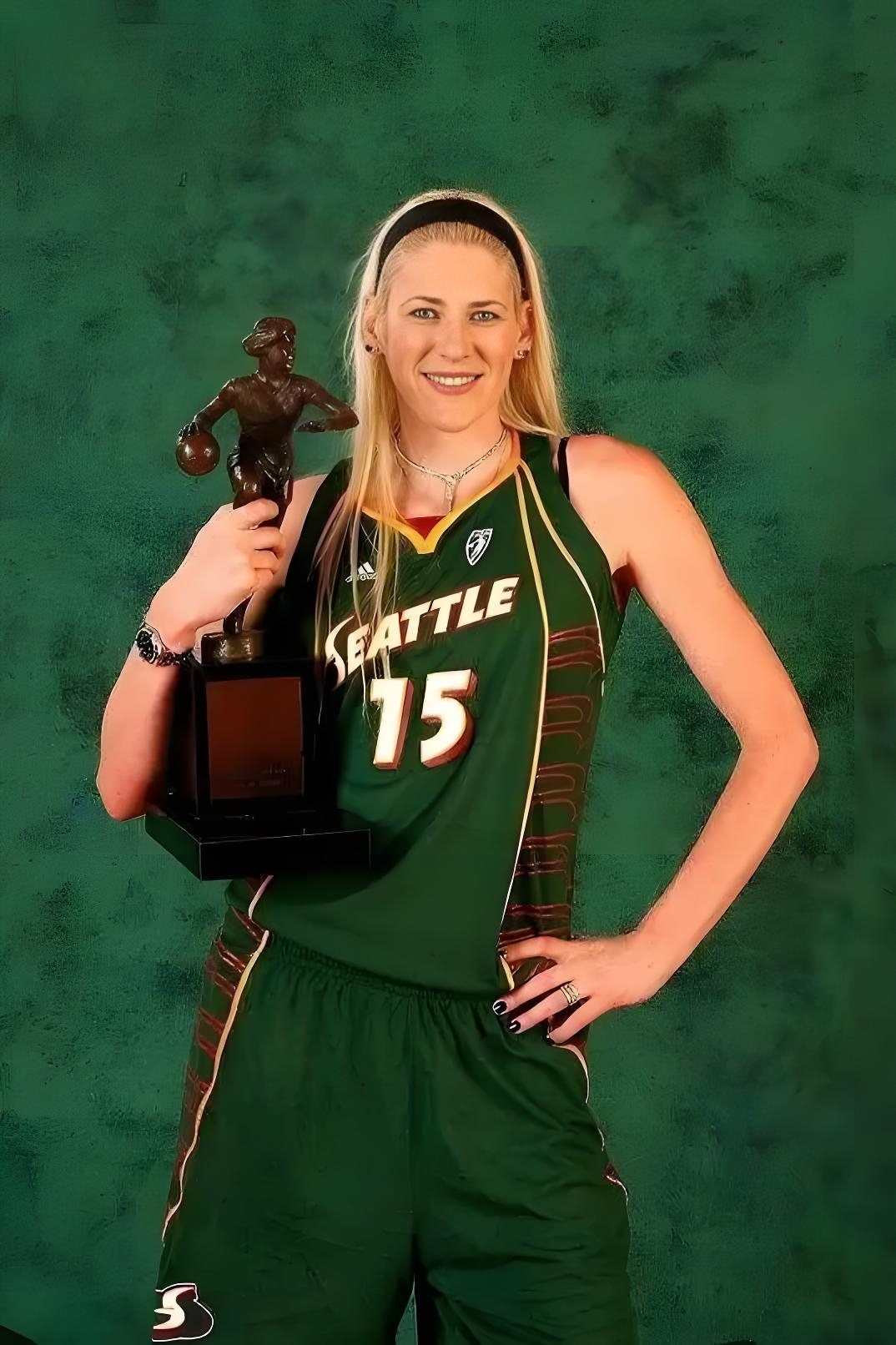 女篮赛场璀璨星,魅力风姿燃爆球迷心