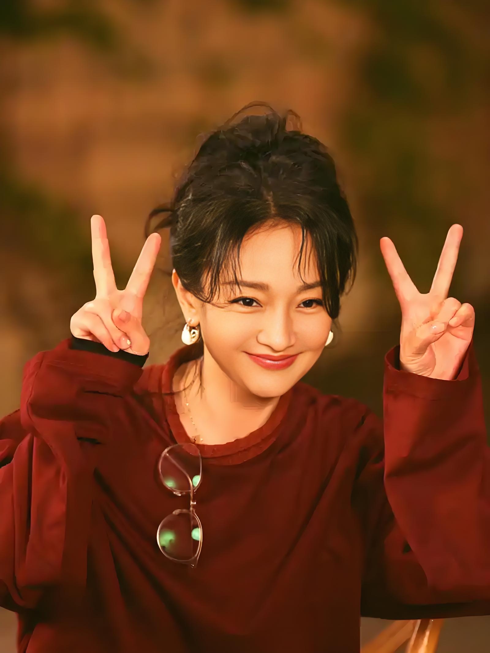 影坛灵雀展翼,戏里乾坤任她嬉,魅力电波"迅"间迷