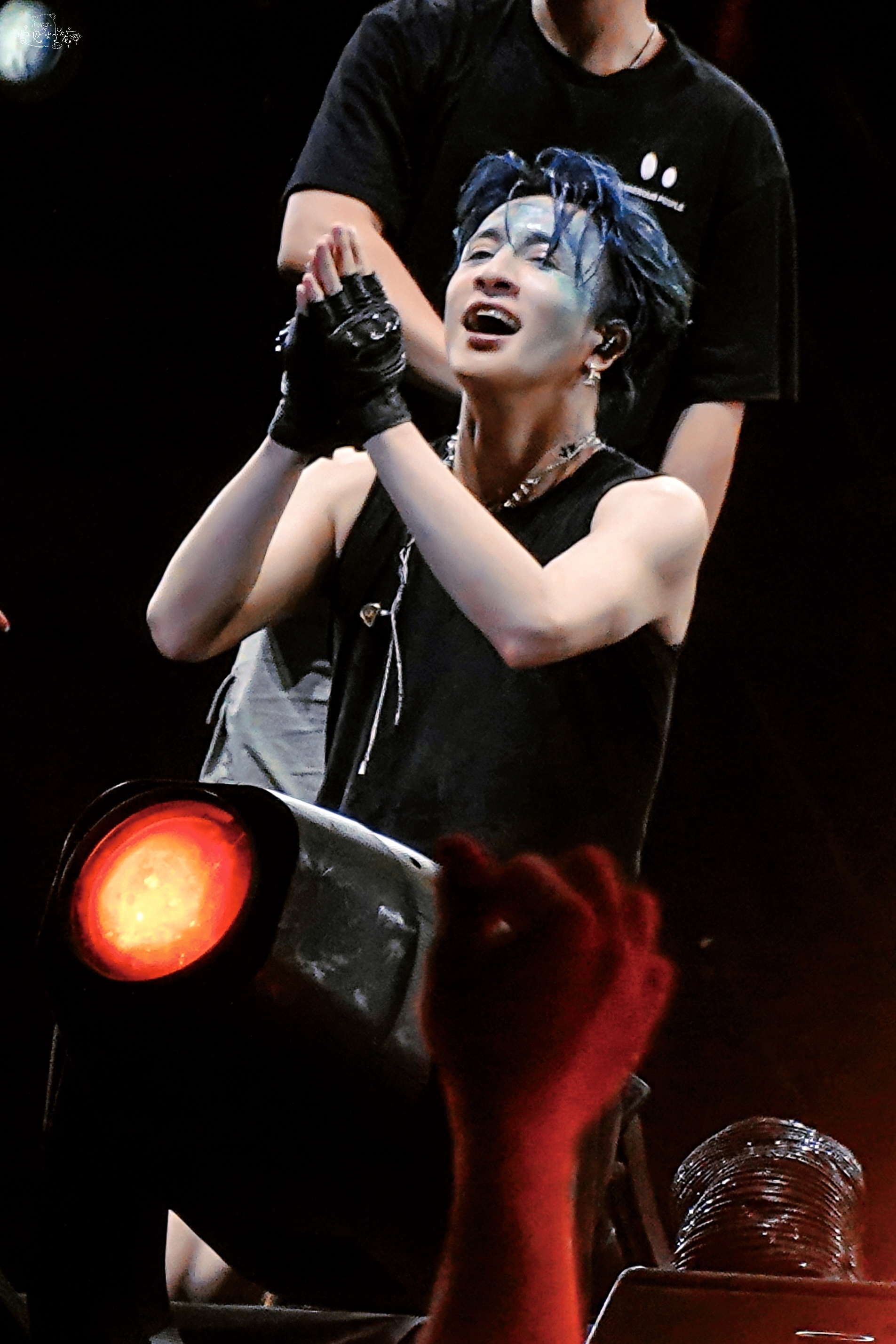 薛之谦天外来物新加坡第二场,即使是老爱豆 ,但是也依旧保持着好身材