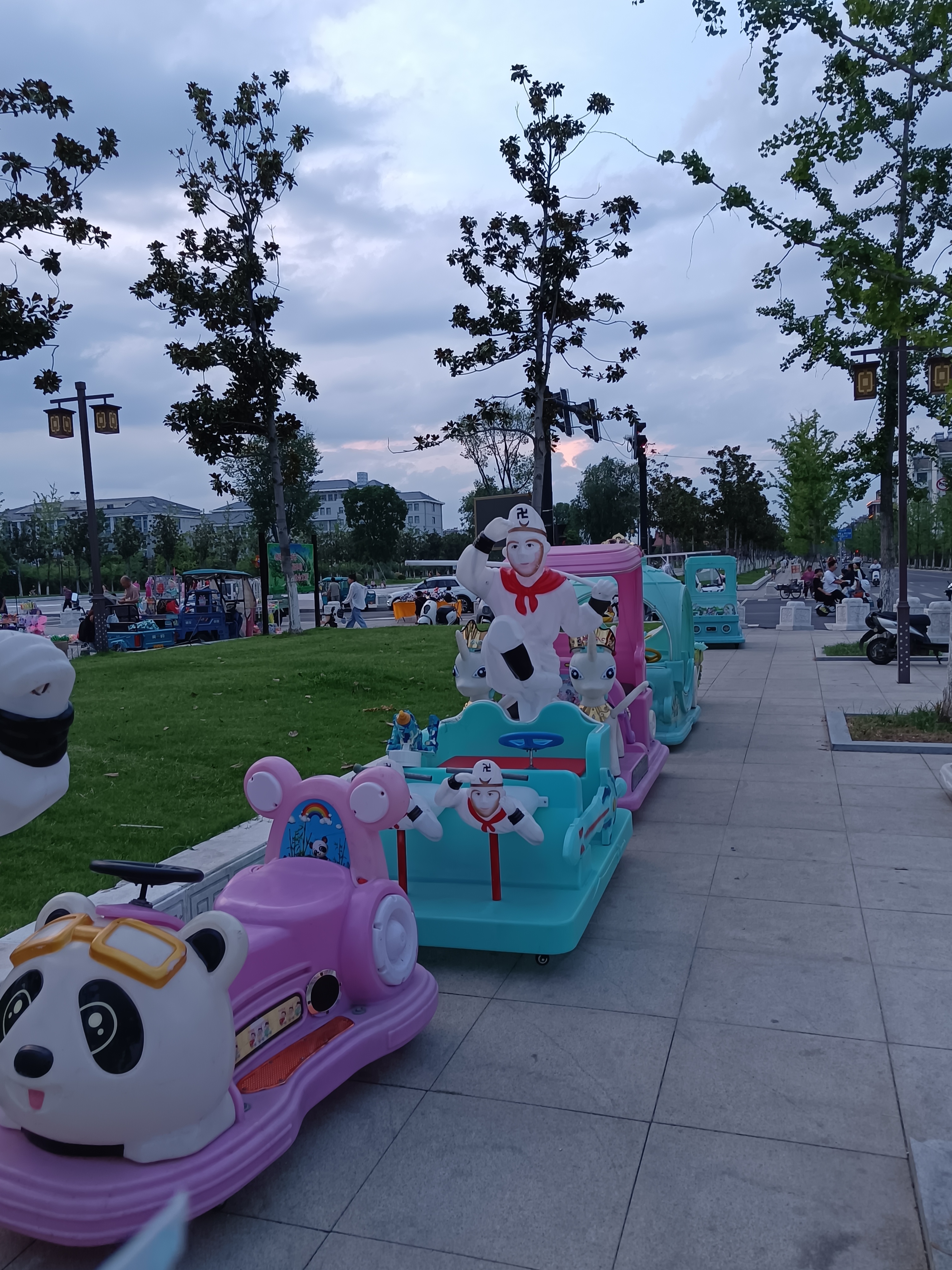 再过几十年各中,小城市也渐渐的从家乡变成了故乡