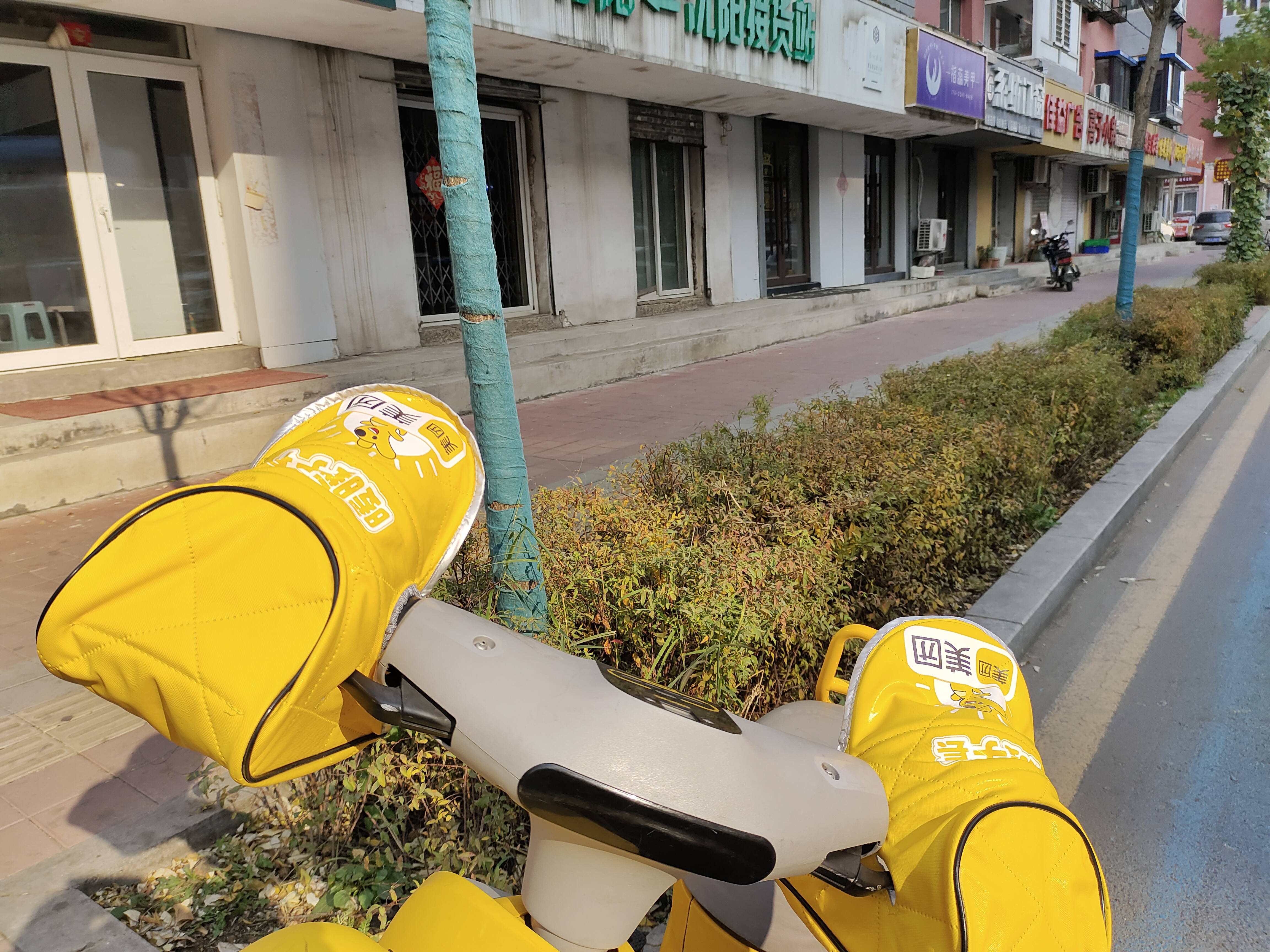 美团共享电单车是温暖的,所有美团共享电动车都有了黄色的新把套,特别