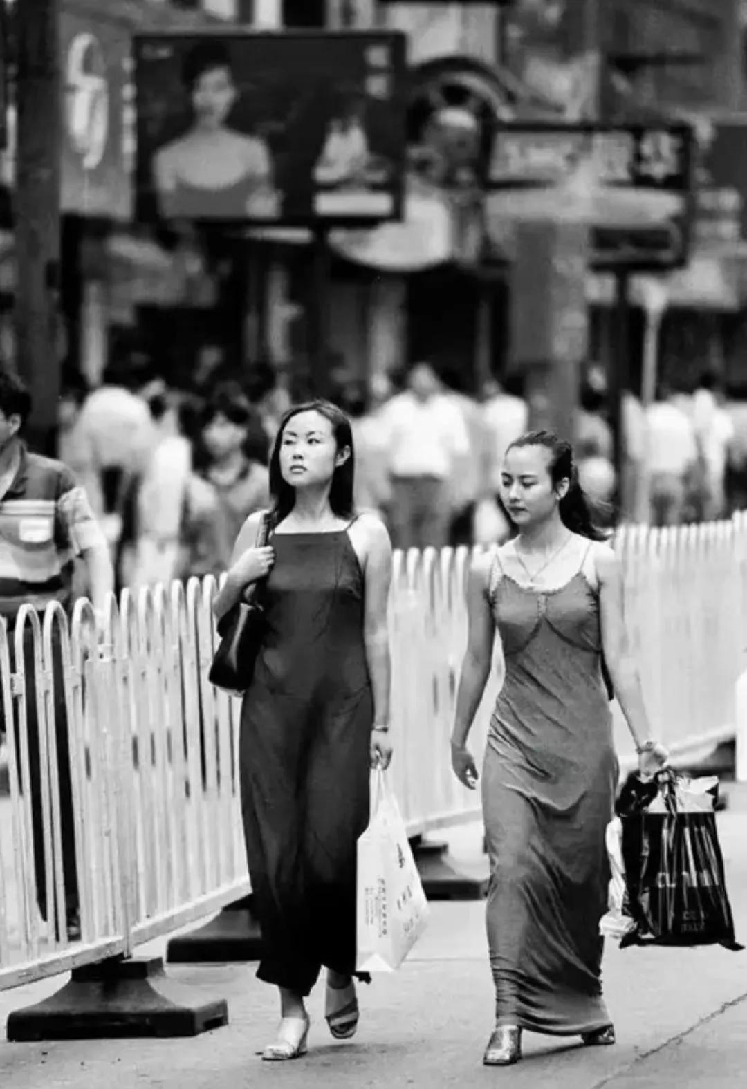 1992年夏天两位身材苗条的女子走在南京大街上被摄影师收入了镜头