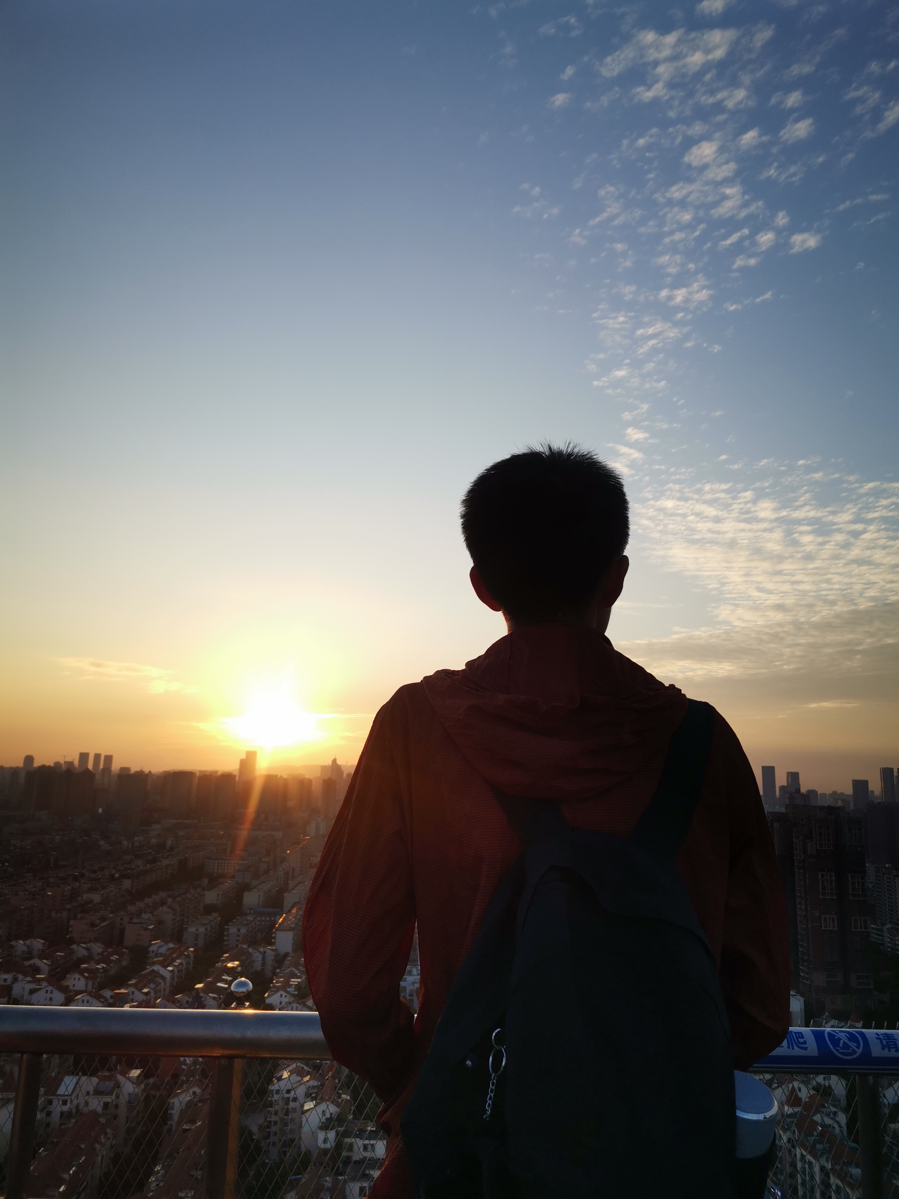 我望了他一眼,忍不住笑了笑,说:哎哟,回答挺干脆的呀,你这观念挺正