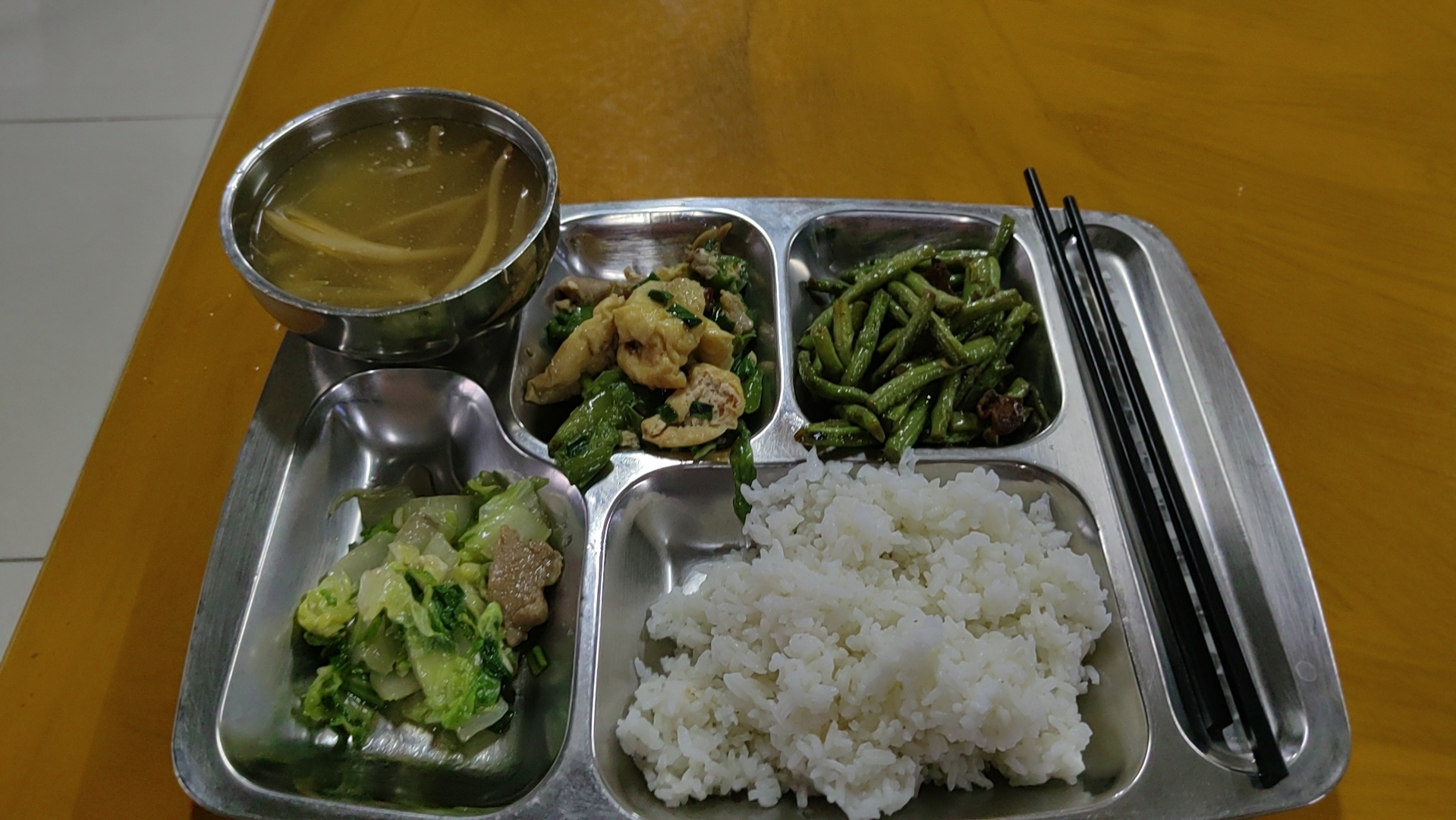 两人三餐四季,毕业后的恋爱生活越来越胖,想减肥,但