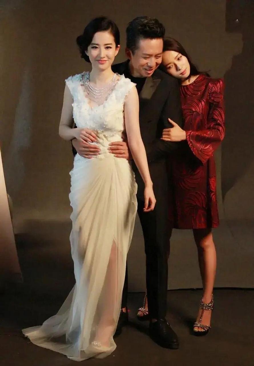 刘亦菲,邓超和江一燕罕见同框合照,真是一张令人羡慕而又温馨的画面啊