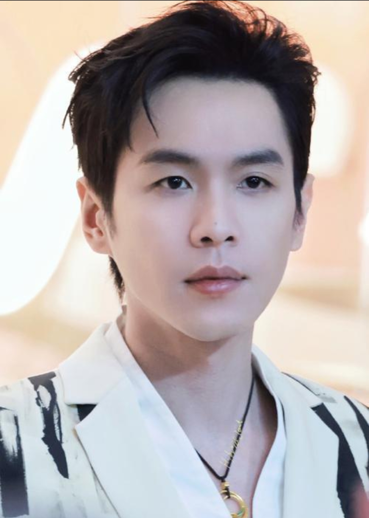 在公众眼中明星往往是行为规范的示范者张若昀此举无疑有失妥当