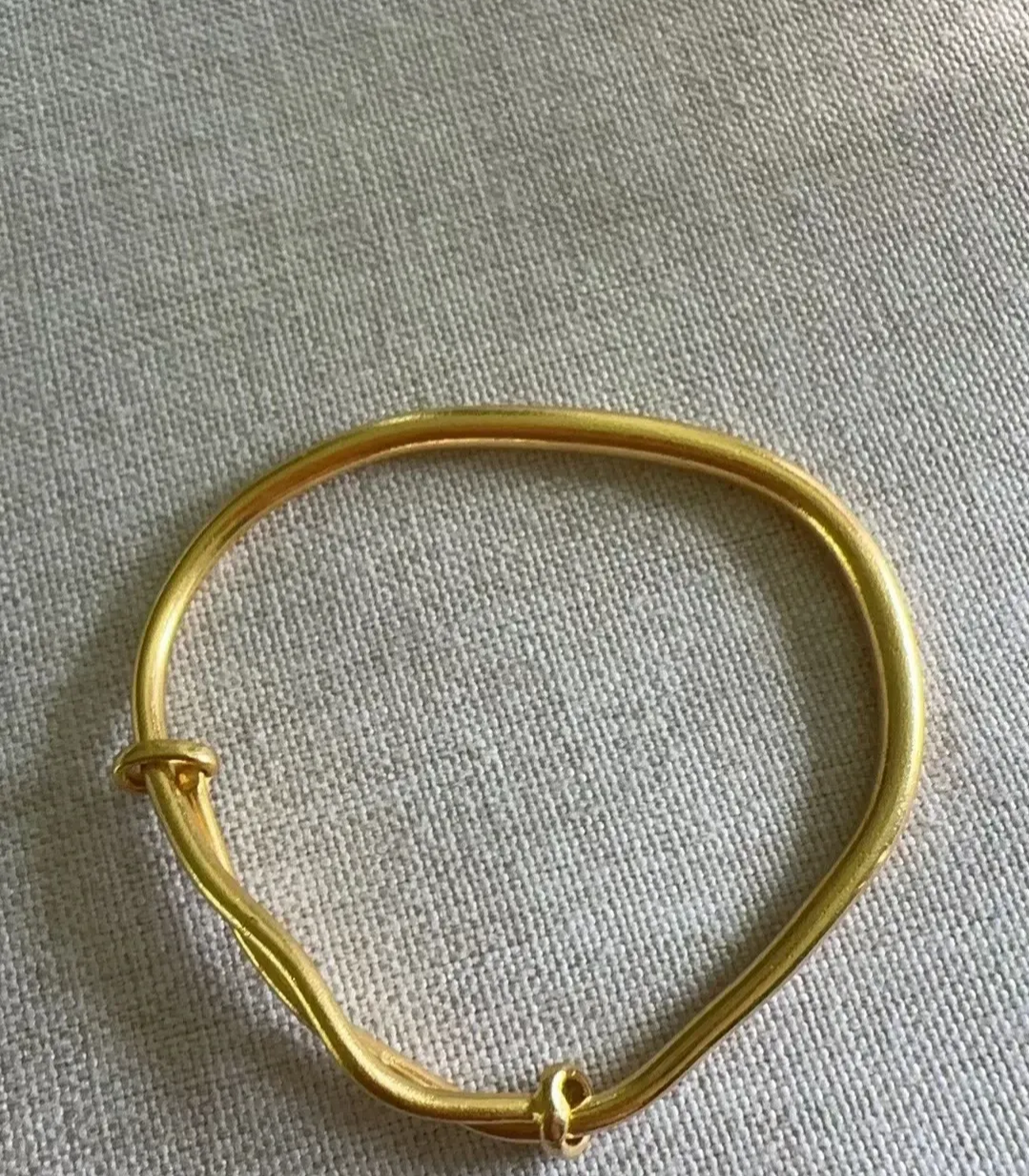 这个镯子是2021年在黄金批发市场买的,我记得当时价位是385一克,加上