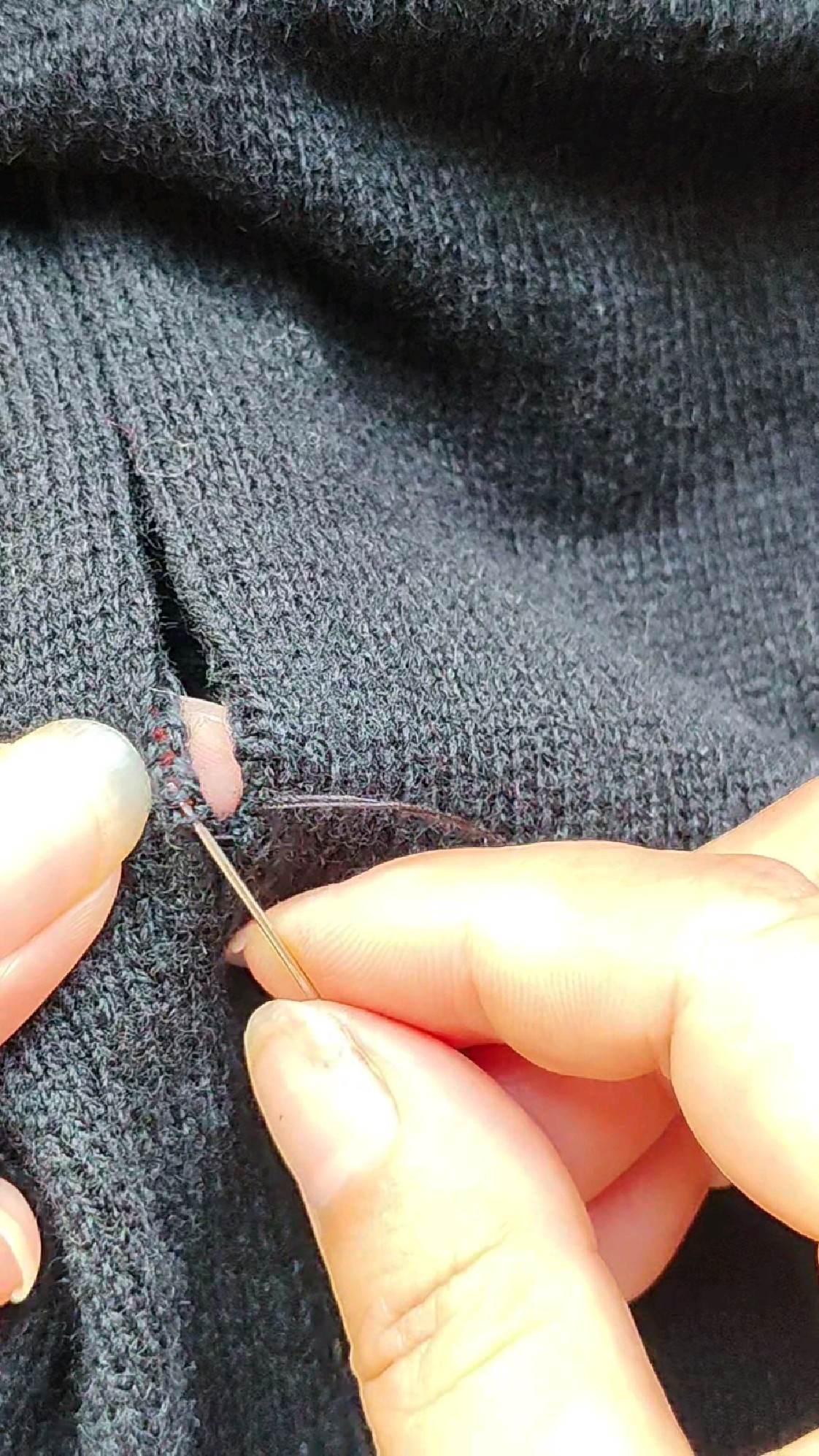 毛衣开线这样修,效果完美