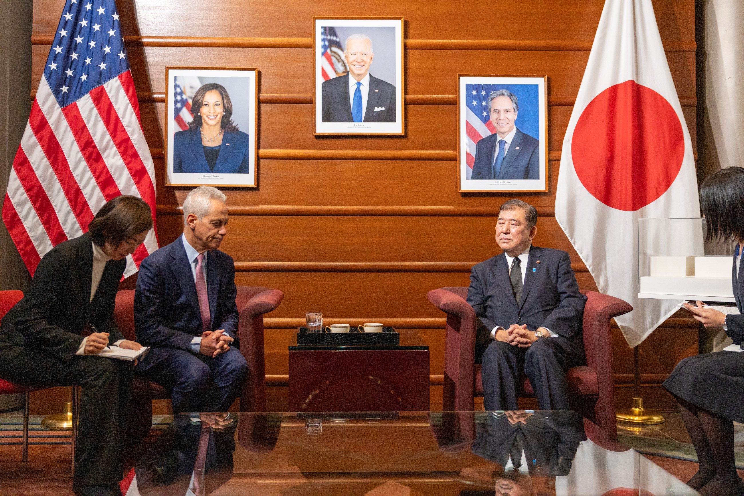 日本首相石破茂来到美驻日使馆,会见大使伊曼纽尔表示哀悼
