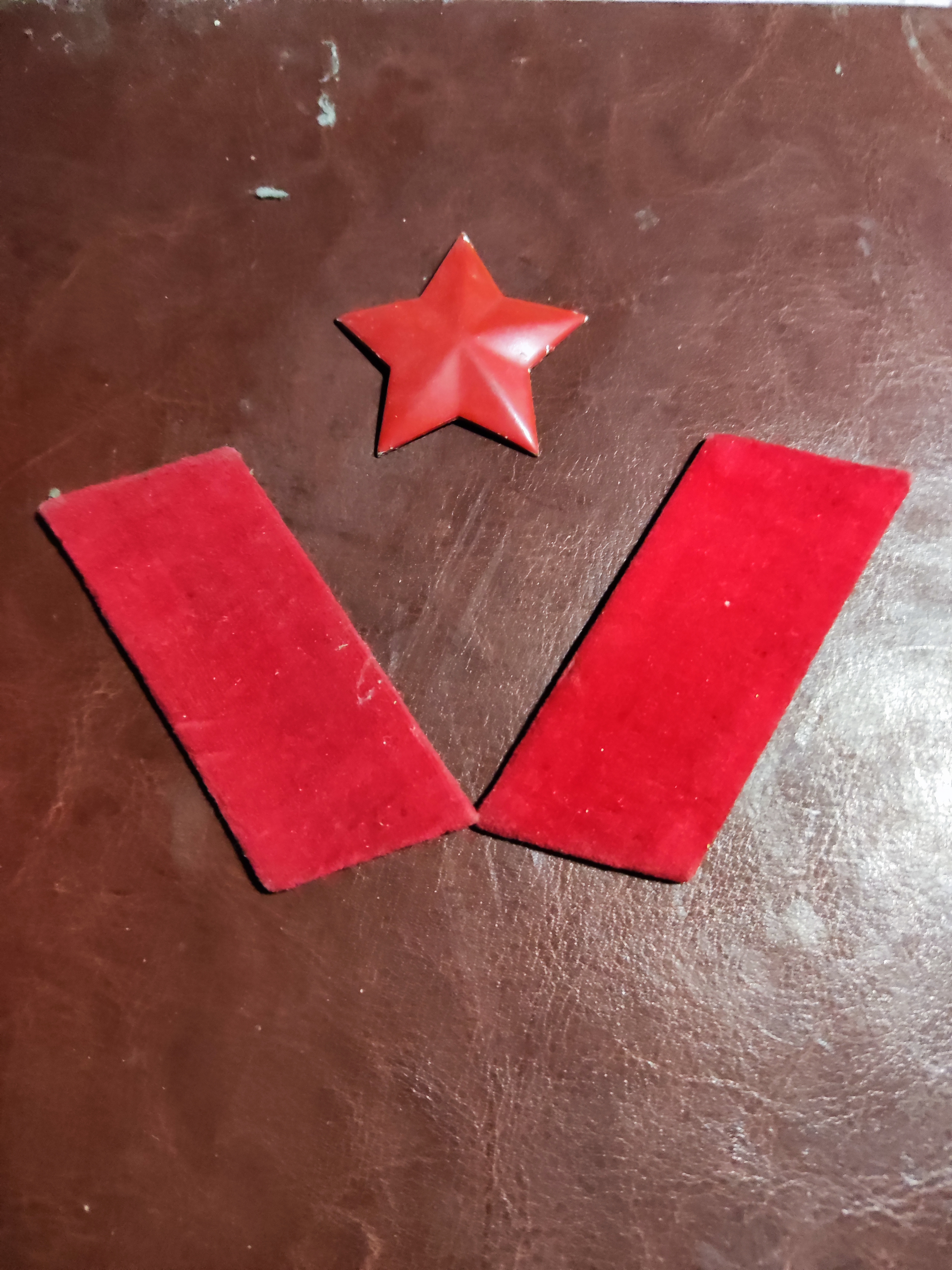 军人红五星图片军服佩戴领章帽徽八一军徽手机屏幕红五星帽徽图片红