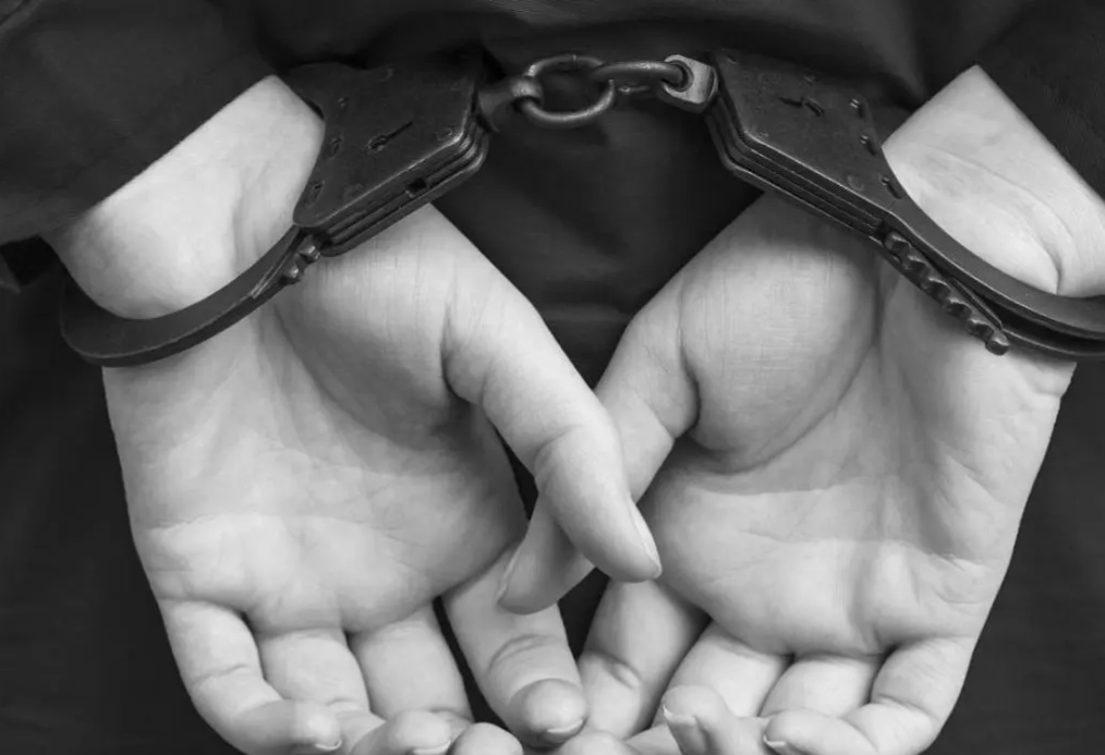 1990年,在陕西,一个13岁小女孩下药杀死了生父生母