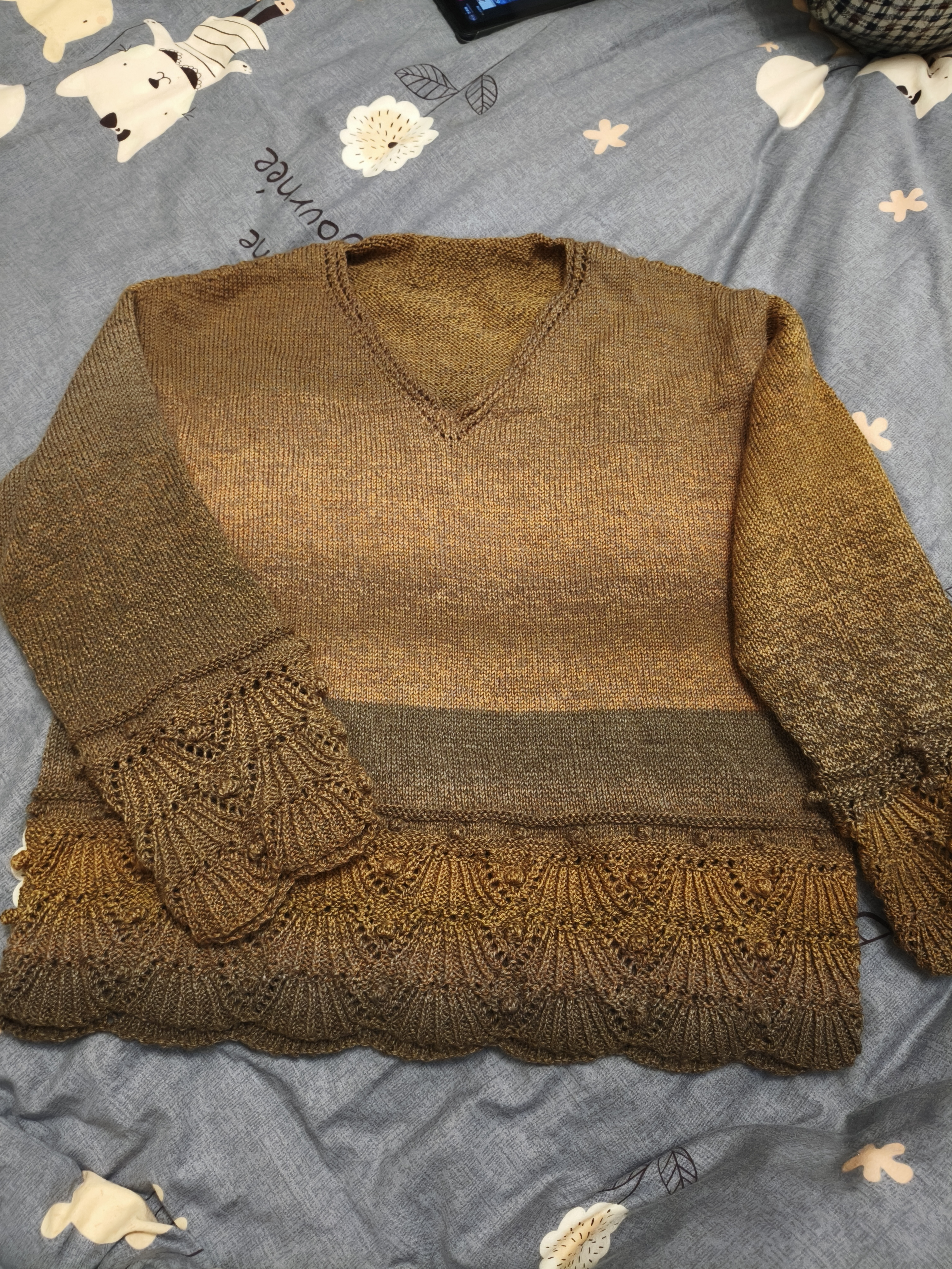 虽然不熟练,织了拆,拆了织,可还是喜欢静静编织的乐趣.