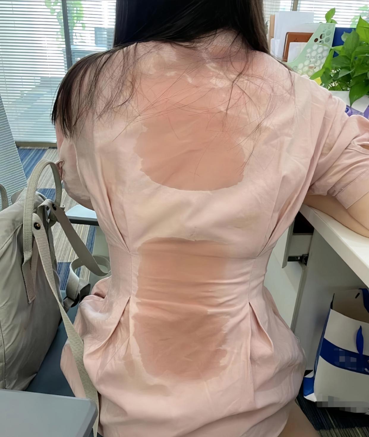 边远地方就干热了,一节课下来,孩子们有的满脸流汗,有的就浑身是汗了