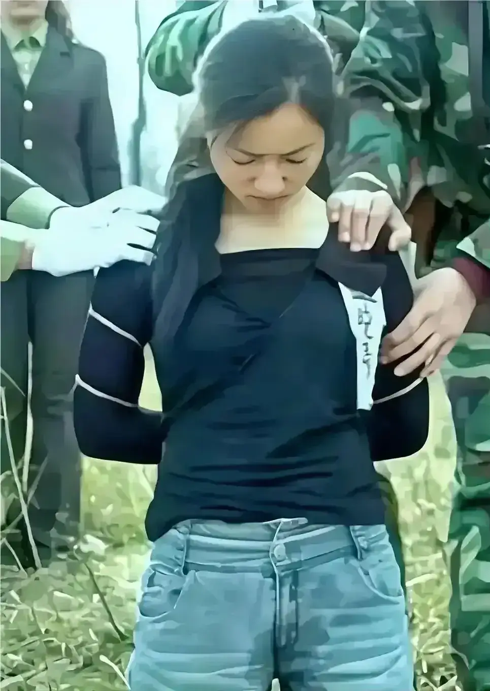 她被五花大绑,动弹不得,只能尴尬地低下头皱了皱眉