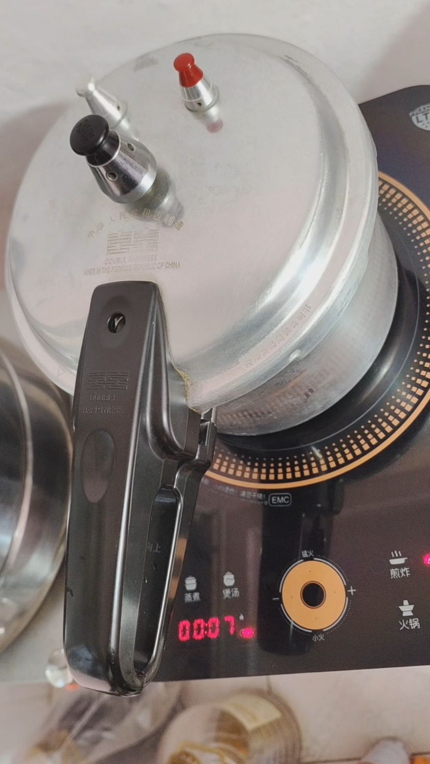 高压锅浮子阀快上来时盖子自转