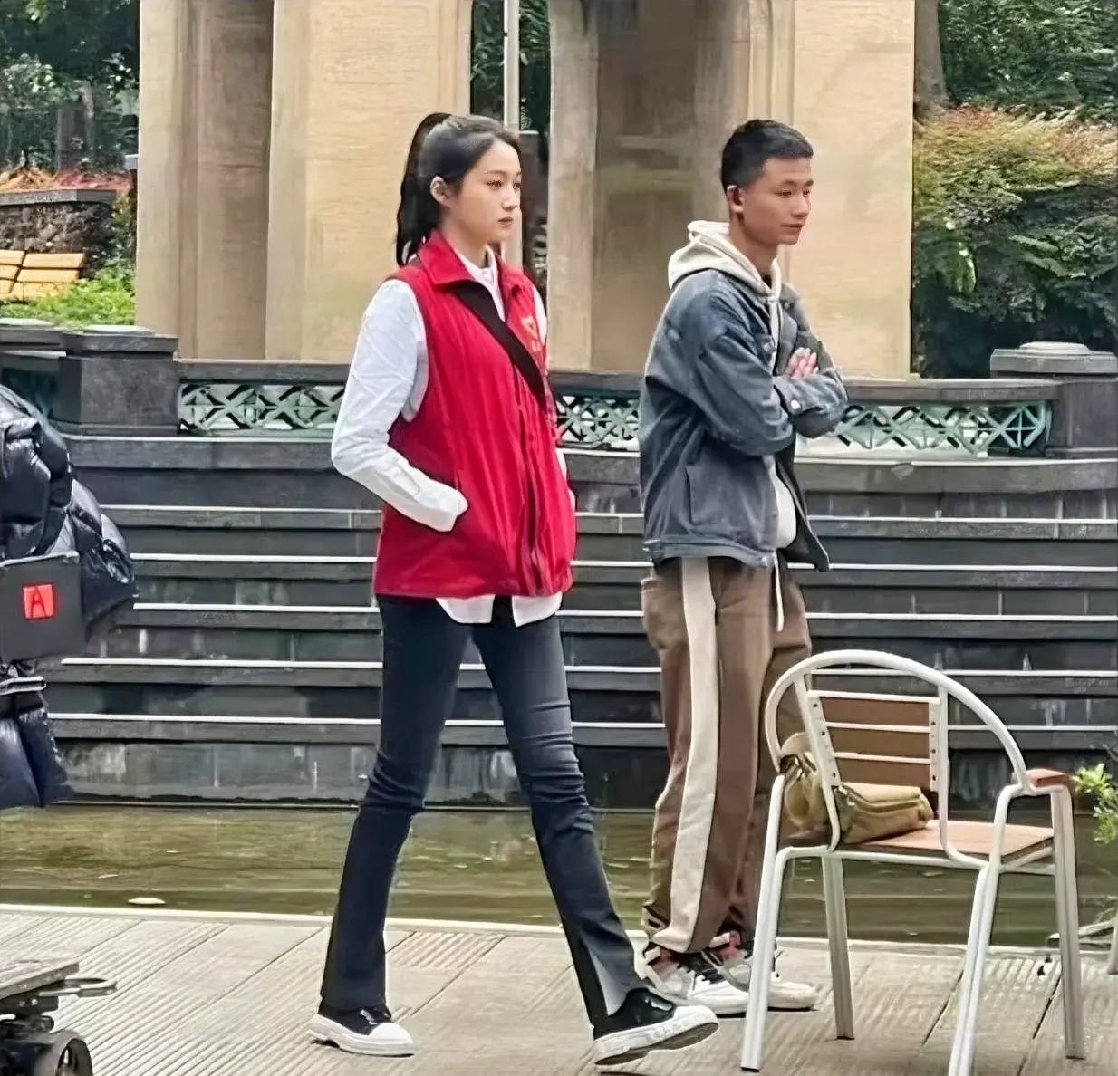 看到关晓彤的这张照片,我发现了两个有趣的现象: