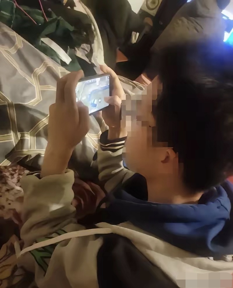 小区15岁初三男孩因为通宵玩手机游戏,被父母没收他的手机后,便对父母