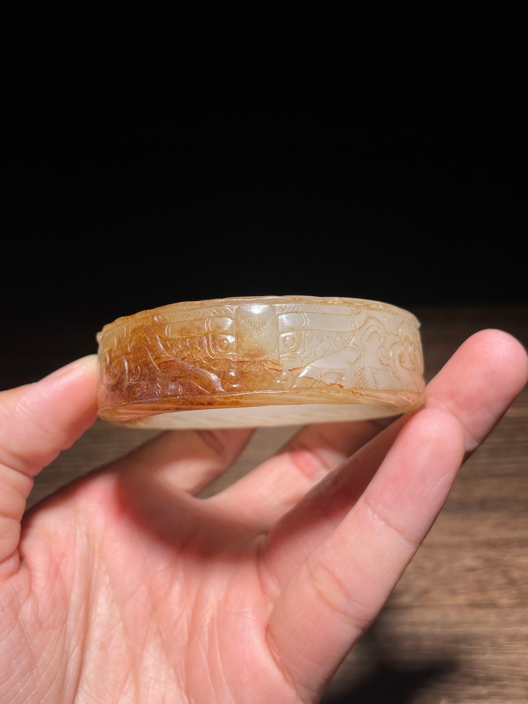 明代和田玉饕餮纹手镯:古韵镯影,兽面威灵