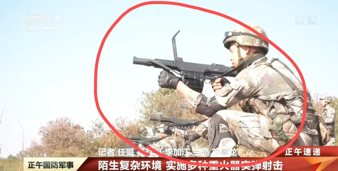 20毫米爆弹枪连续发射,解放军巷战碾压,这种枪火力强大,采用连续射击