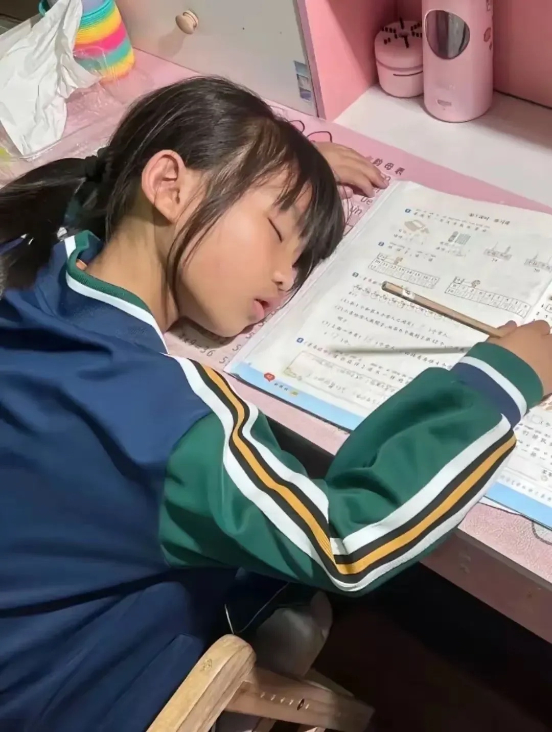 每年有一千多万的高校毕业生找工作都难,可学校里的孩子们还是拼命