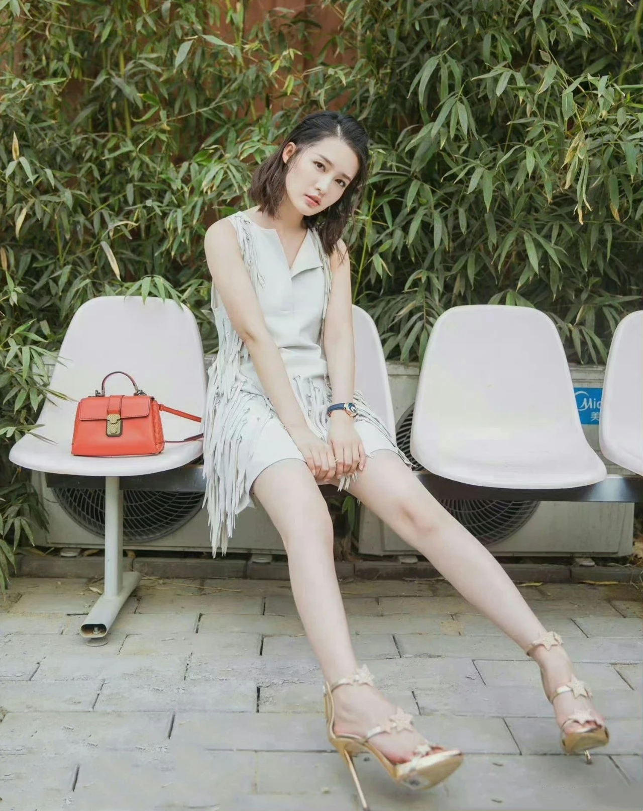 李沁不仅人长的漂亮一双美腿更是让人挪不开眼睛难怪她这么讨人喜欢