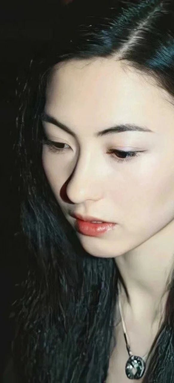 年轻时的张柏芝可谓真是及美貌和清纯于一身的大美女,在那个没有美颜